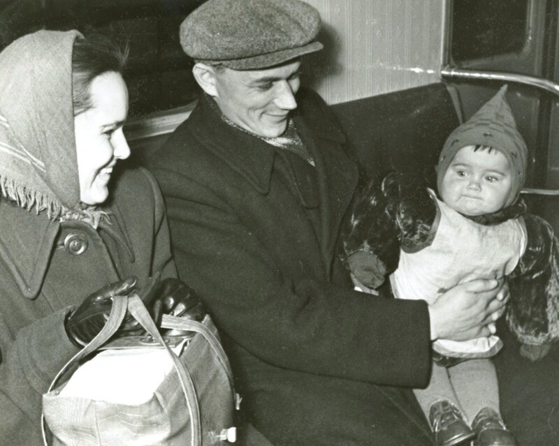 1957. Семья в метро