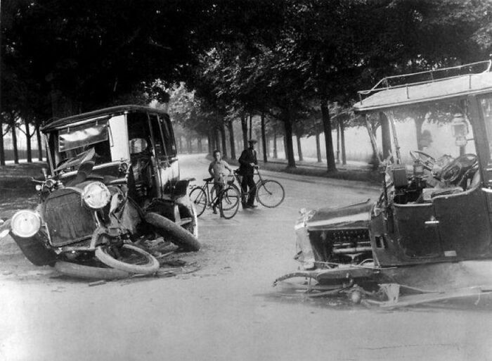 38. Редкое фото ДТП в Нидерландах более ста лет назад. Снимок 1914 года.