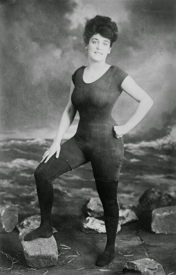 6. Аннет Келлерман выступает за право женщин носить облегающие купальники. Ее арестовали за непристойное поведение (1907 год)