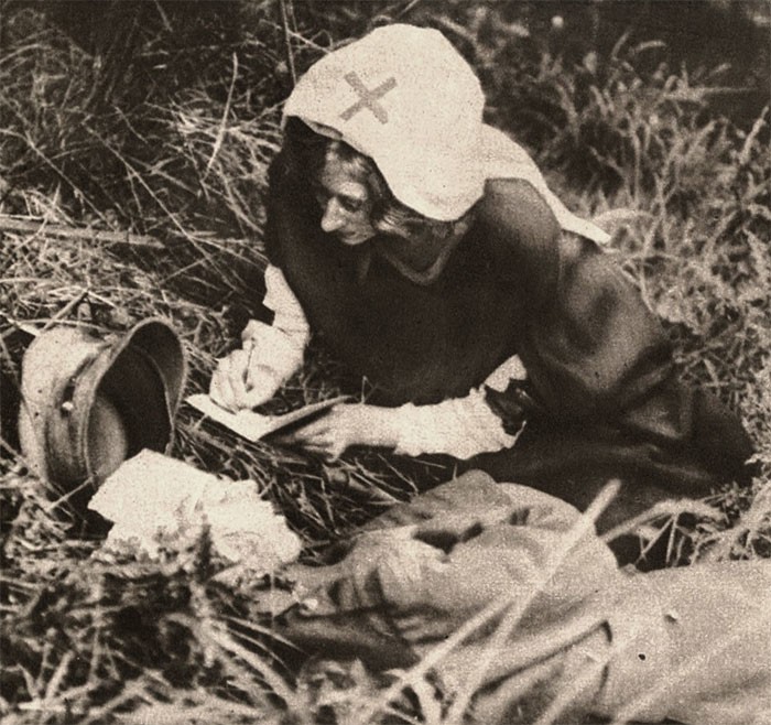 5. Медсестра Красного Креста записывает последние слова смертельно раненного солдата, 1917 год