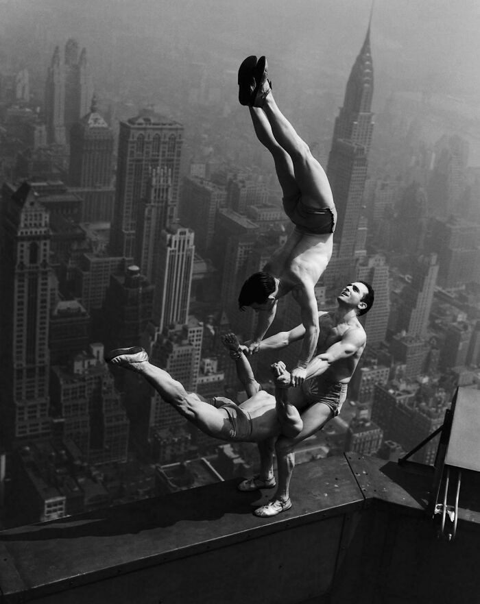 39. Акробаты балансируют на вершине Эмпайр-стейт-билдинг, 1934 год