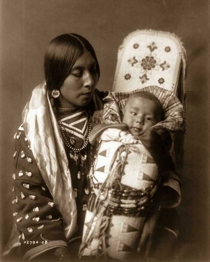 4. Коренная американка с ребенком, 1900-е годы