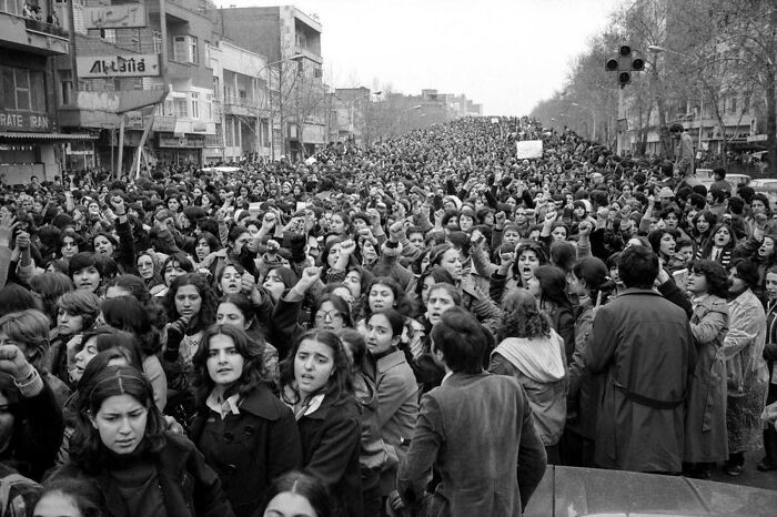 2. 100 000 иранских женщин вышли на улицы в знак протеста против закона об обязательном ношении хиджаба. Тегеран, 1979 г.