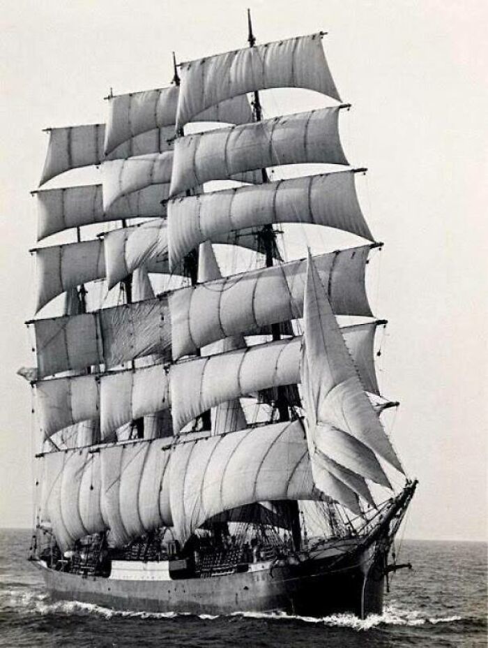 31. Памир - последний в мире коммерческий парусный корабль, совершавший торговые рейсы, огибая мыс Горн, 1949 год.