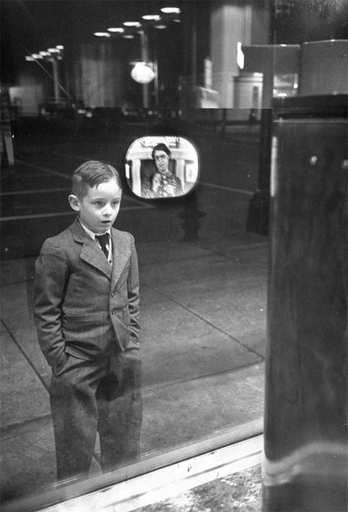 8. Реакция мальчика, который впервые увидел телевизор, 1948 год