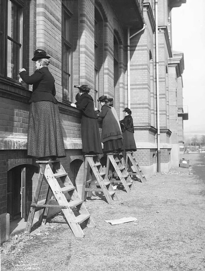 18. Женщины навещают родных и друзей, находящихся на карантине в больнице Уллевол, Осло. Фото Андерса Беера Вильса, 1905 г.