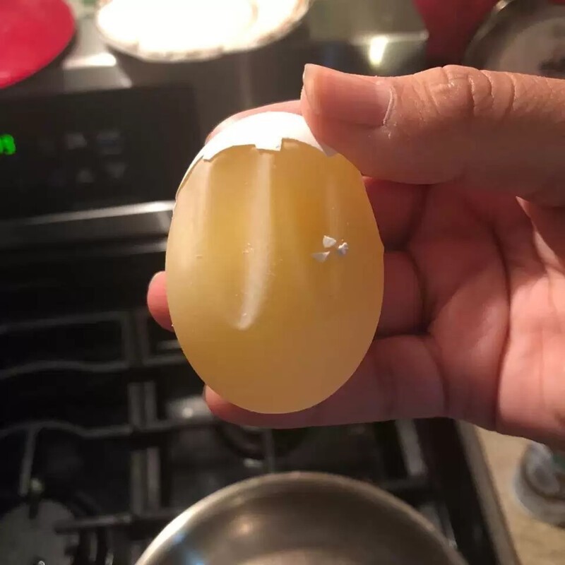 Так выглядит сырое яйцо с неповрежденной мембраной, аккуратно очищенное от скорлупы