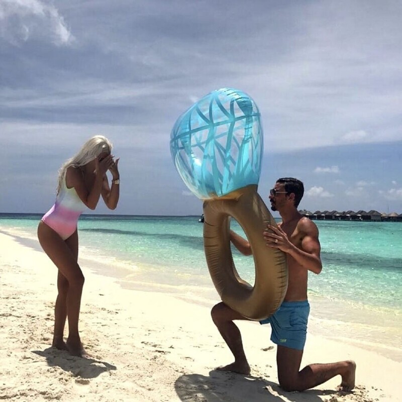 Предложение на пляже с надувным кольцом