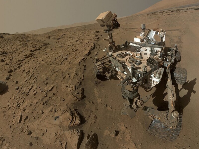 "Селфи" марсохода Curiosity с красной планеты, сделанное 24 июня 2014 года. Тогда исполнился ровно один марсианский год (687 земных суток) с того момента, как корабль находится на Марсе