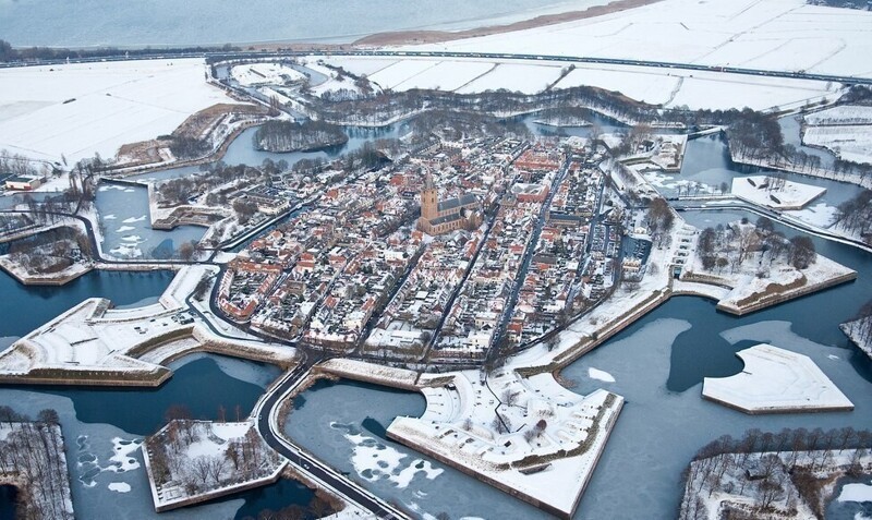 Город-крепость Наарден в Нидерландах. Он представляет собой остров в форме шестиугольника, окруженный рвом с водой со всех сторон