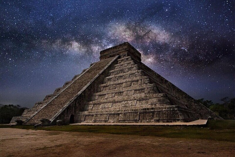 Млечный путь над пирамидой Кукулькана - древнего сооружения, уцелевшего в руинах города майя Чичен-Ица на полуострове Юкатан в Мексике