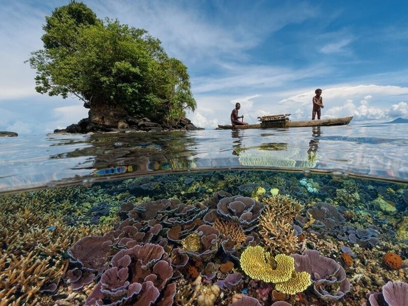 Кристально чистая вода в заливе Кимбе в провинции Западная Новая Британия, у северного побережья Папуа-Новой Гвинеи