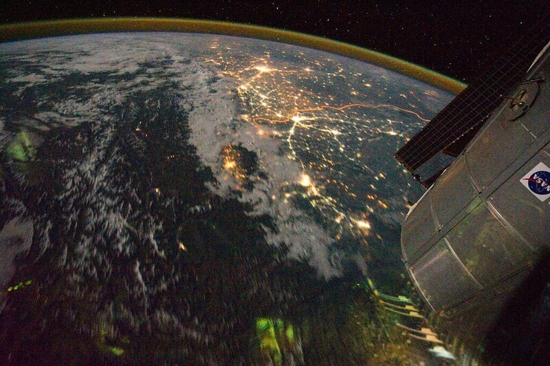 Оранжевая полоса на этой фотографии астронавта - освещенная пограничная зона между Индией и Пакистаном