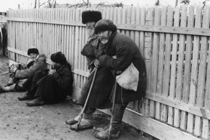 Голод на Украине в 1932-1933 годах унес жизни 3,5 млн человек. Часть историков утверждает, что это были сознательные и целенаправленные действия советского руководства, чтобы подавить национально-освободительные устремления украинского крестьянства