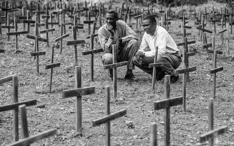 Во время геноцида в Руанде в 1994 году произошло массовое убийство народа тутси местными хуту. Геноцид спланировала руандийская политическая элита, а исполнила армия, жандармерия и экстремисты. Они убивали мачете всех без разбора, даже детей