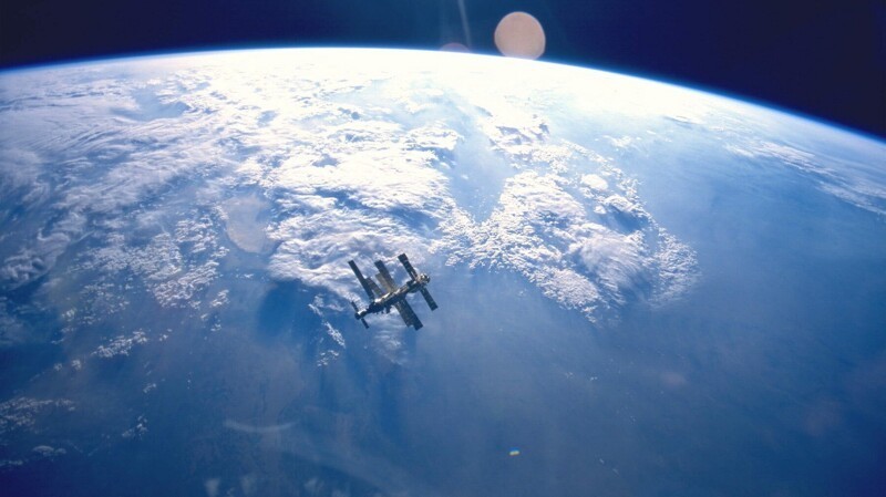 Вид на станцию "Мир" с шаттла "Атлантис" (STS-71) - 1995 год.