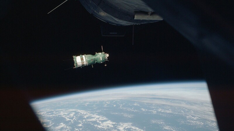 Международная программа "Союз-Аполлон". Космический корабль «Союз-19» в полёте. Фото с космического корабля «Аполлон-18». 15 июля 1975 года.