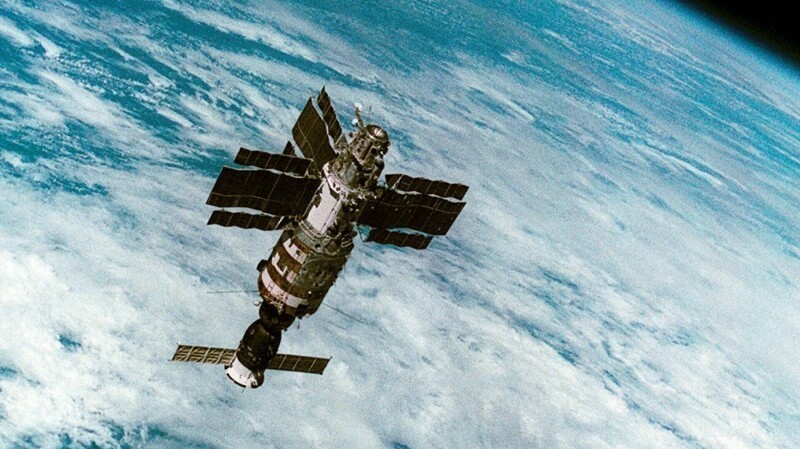 Советская орбитальная станция «Салют-7» с пристыкованным к ней КК «Союз Т-14». 1985 год.