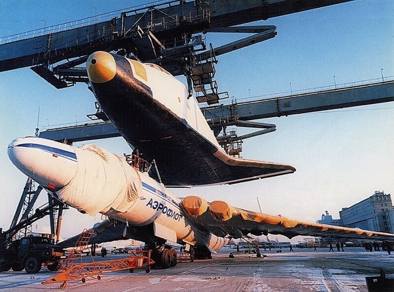 Установка МТКК «Буран» на самолёт - носитель ВМ-Т «Атлант» с использованием ПКУ-50.
