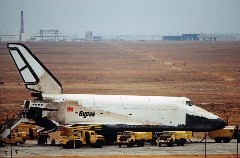 МТКК «Буран» приземлился, совершив в беспилотном режиме (!) 2 витка вокруг Земли. СССР, аэродром «Юбилейный» на космодроме Байконур, 15 ноября 1988 года.