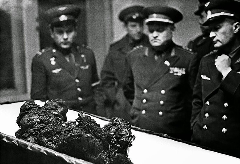 Останки космонавта Владимира Комарова, погибшего при посадке КК «Союз». 1967 год.