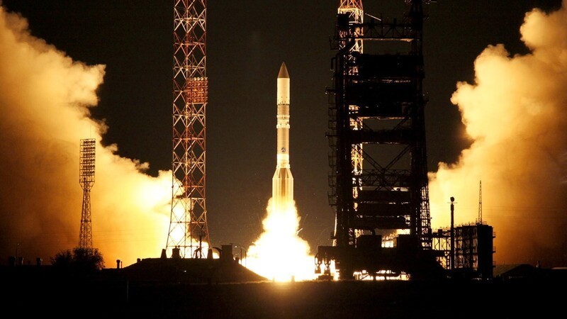 Ночной старт ракеты-носителя "Протон".