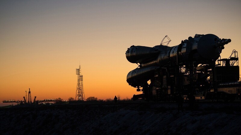 Ракета-носитель "Союз" транспортируется к старту на Байконуре.