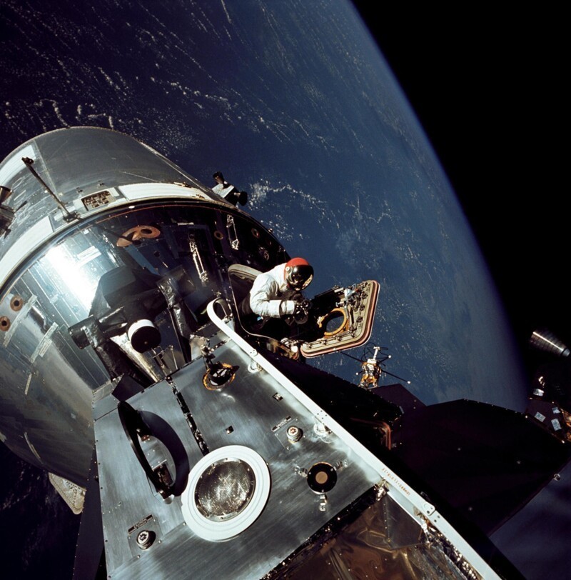 Американский астронавт Дэвид Скотт выходит в открытый космос из корабля «Аполлон-9». 1969 год.