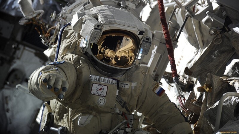 Космонавт в открытом космосе у МКС.