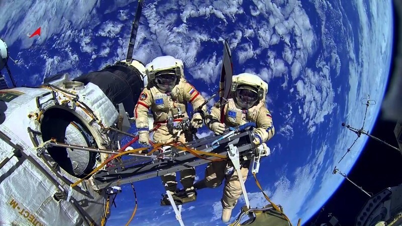 Космонавты в открытом космосе у МКС.