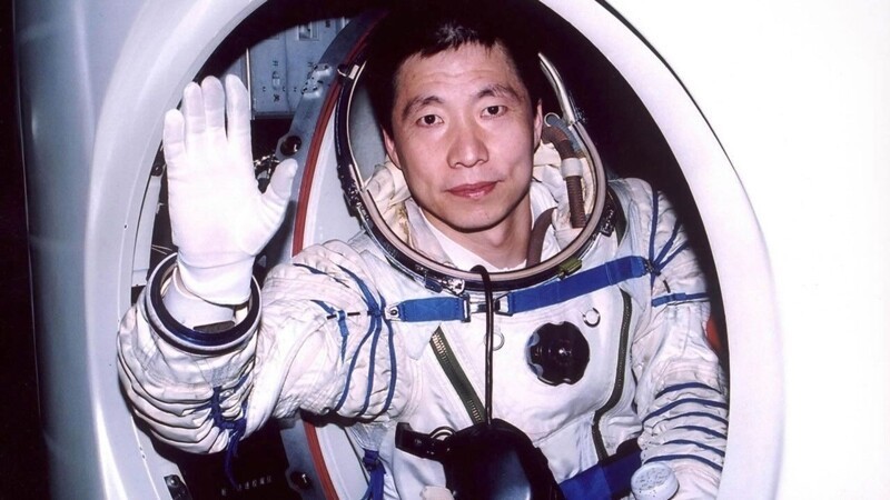 Первый китайский космонавт (или тэйкунавт) Ян Ливэй совершил полёт 15 октября 2003 года на корабле «Шэньчжоу-5».