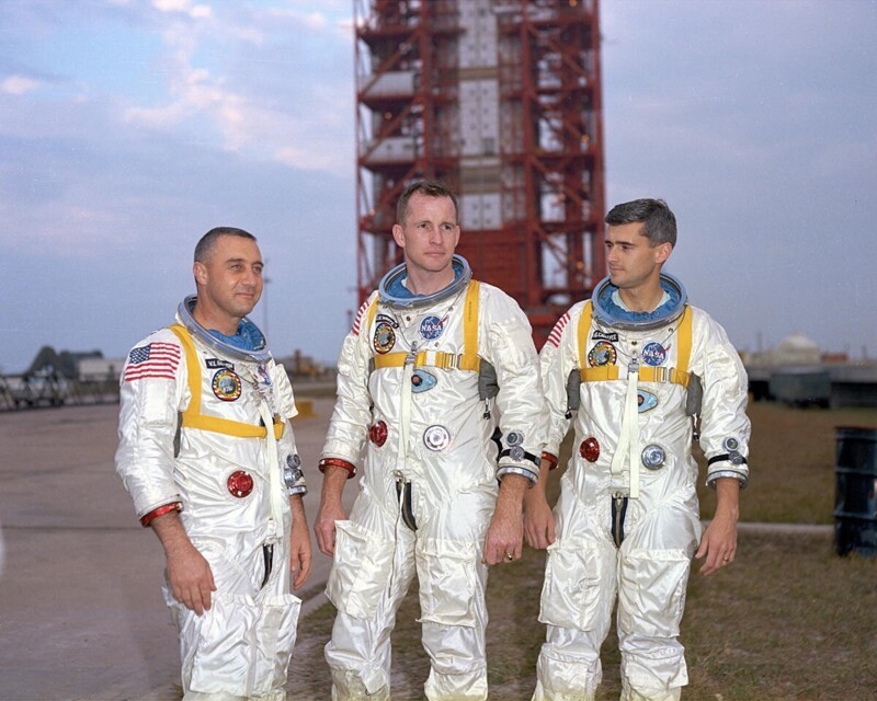21 февраля 1967 года во время тренировки на земле в результате пожара погиб весь экипаж корабля «Аполлон-1». Это фото сделано за несколько дней до трагедии.