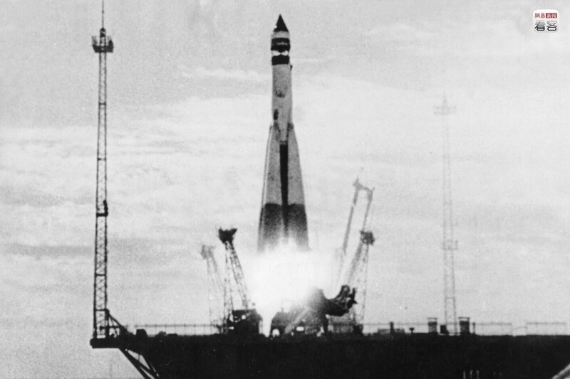  Запуск ракеты с первым искусственным спутником Земли 4 октября 1957 года с космодрома Байконур (СССР).