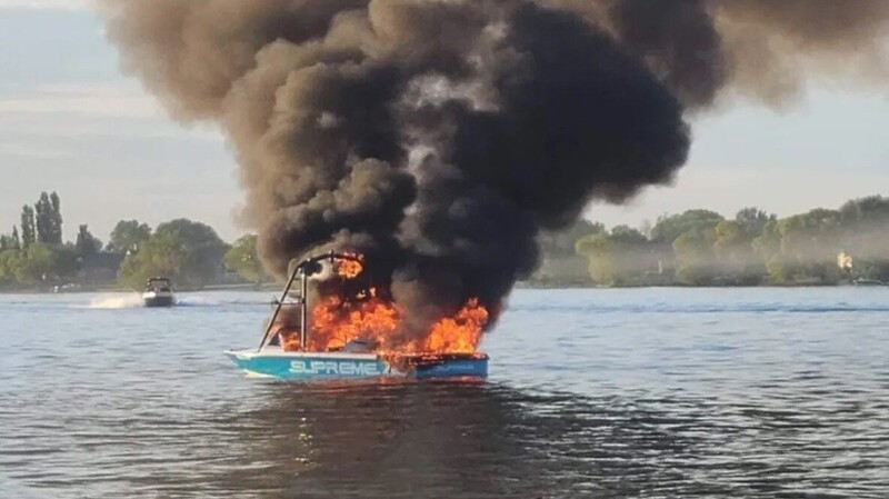 Команда яхты с радужным флагом спасла оскорблявших их гомофобов со взорвавшейся лодки
