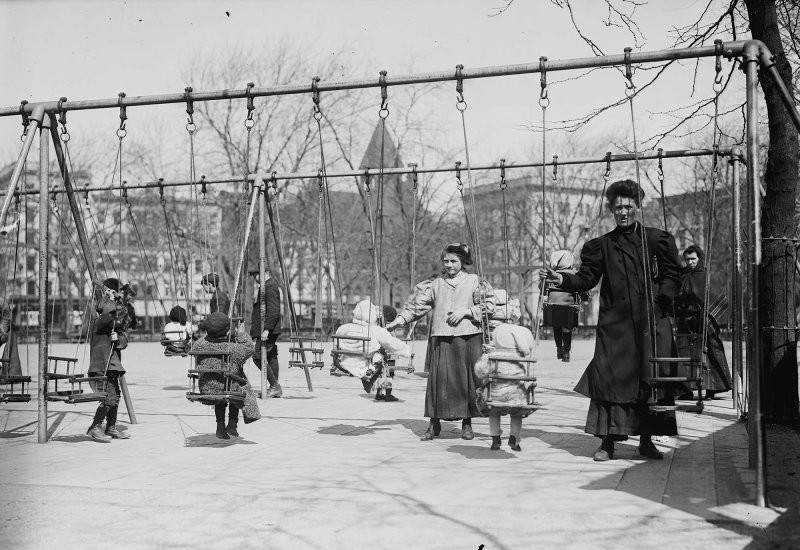 Дети на качелях, Фиш-парк Гамильтон, Нью-Йорк.