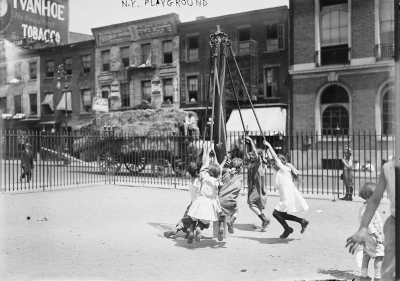 Детская площадка в Нью-Йорке. 1910-1915 гг.