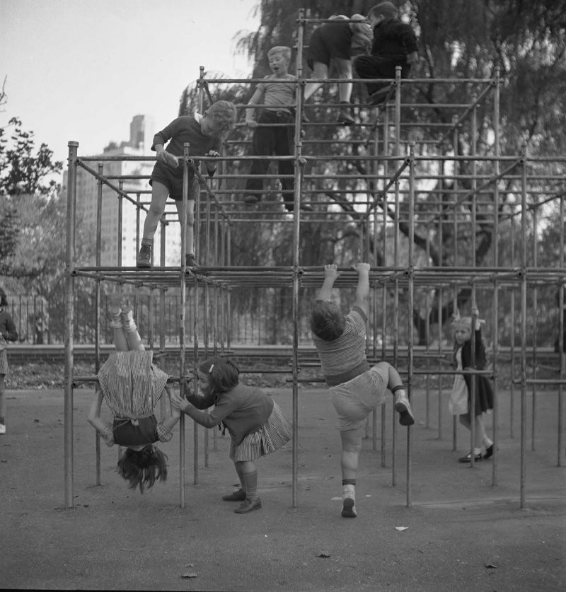 Чешско-американские дети на детской площадке Центрального парка. 1942 г.