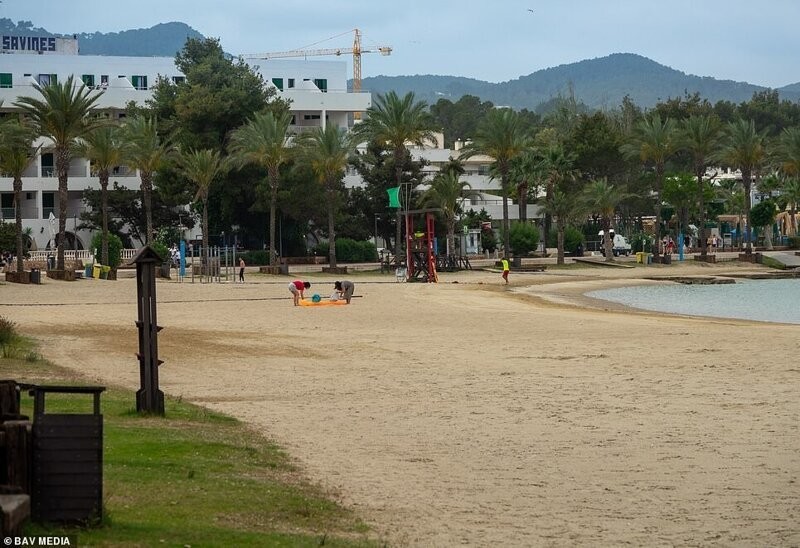Пляж в Сан-Антонии сейчас и он же в 2018 году (справа)