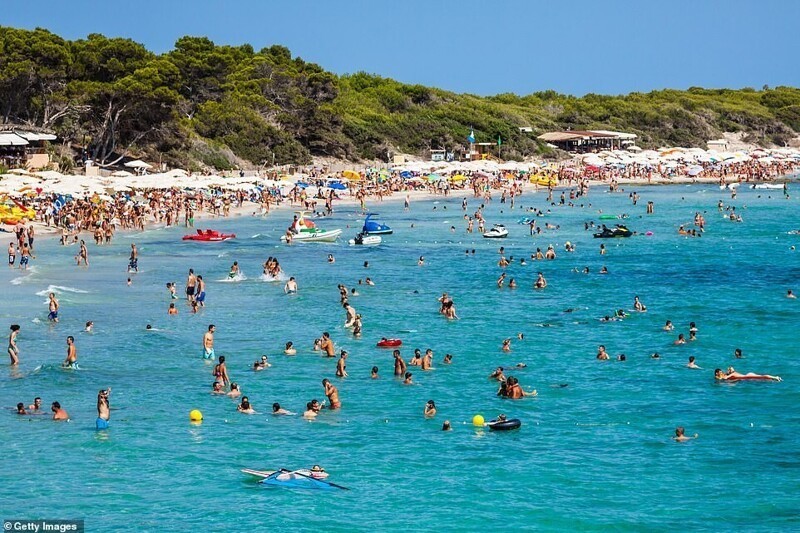 Для сравнения - заполненный пляж Кала-де-Сан-Винсент в 2013 году.