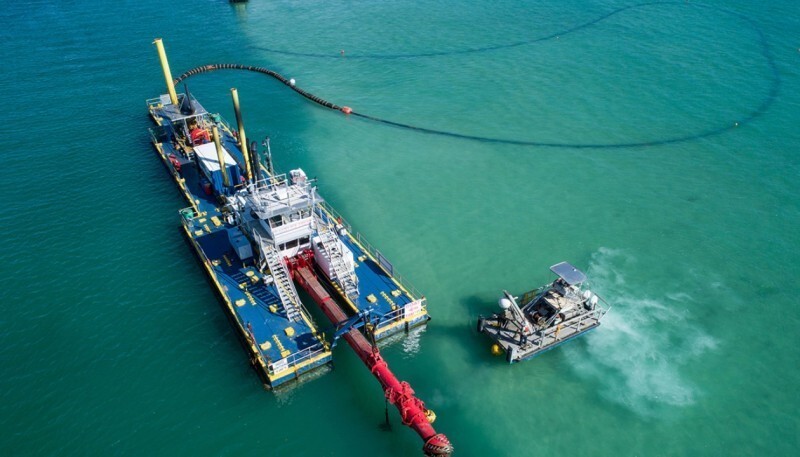 Но тут  внезапно оказалось, как в известной русской поговорке, про чреватость  идеи рыть соседу яму.