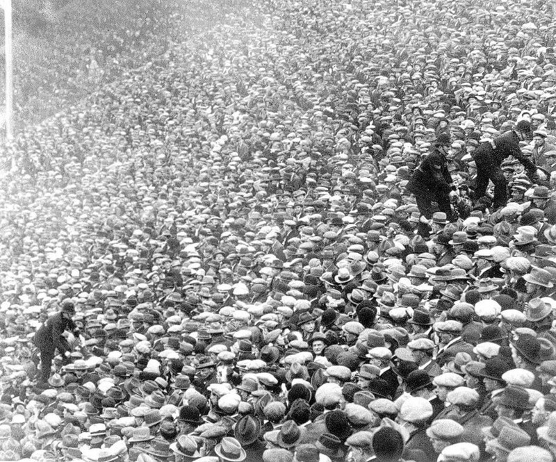 Финал Кубка «Ҡардифф Сити»-«Арсенал»,23 апреля 1927 года.Полицейские на "Уэмбли" пробираются по головам фанатов к своим служебным местам.
