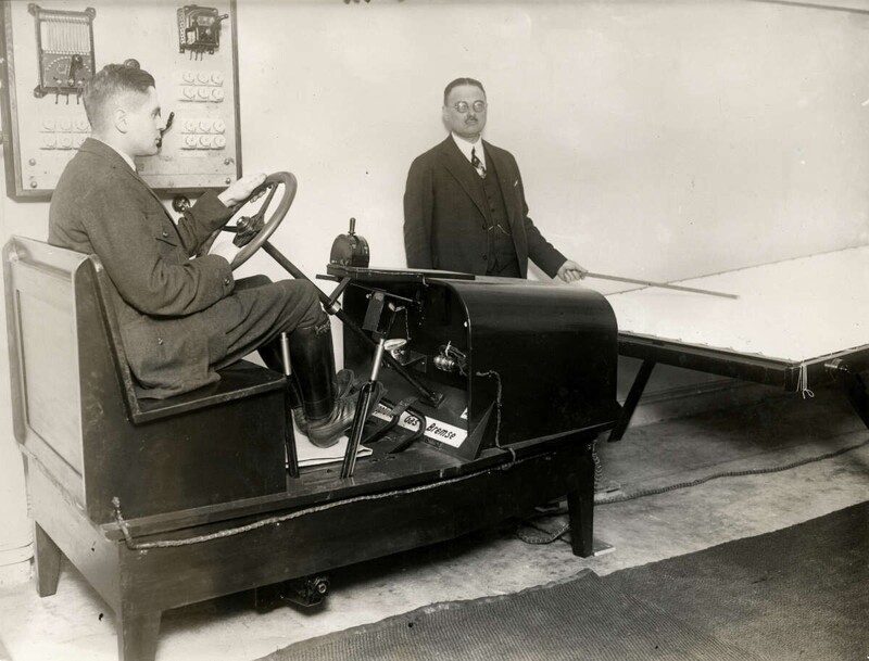 Человек в автосимуляторе,включающим тормоза, газ, сцепление. Автокурсы,начало.. Германия, Лейпциг, 1926 год.
