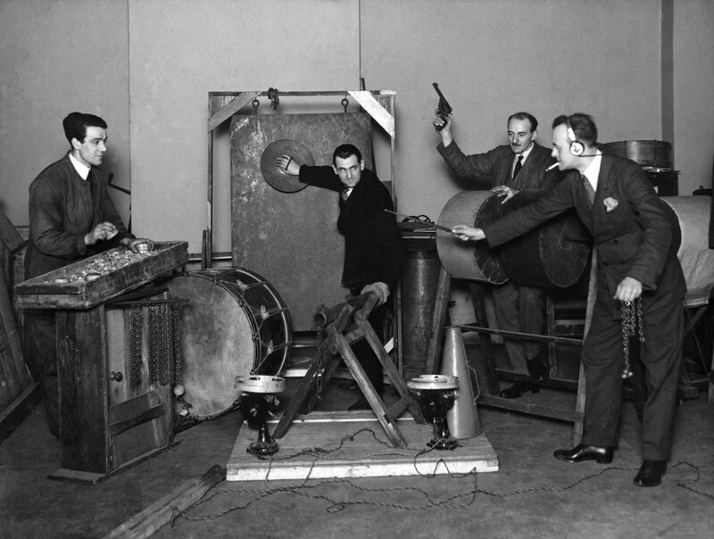 Сотрудники студии звуковых эффектов компании за работой, 1927 год.