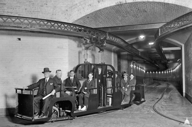 Этот снимок был сделан в 1915 году. На нем запечатлено, как в подземке перевозили пассажиров между Капитолием и административным зданием Сената.