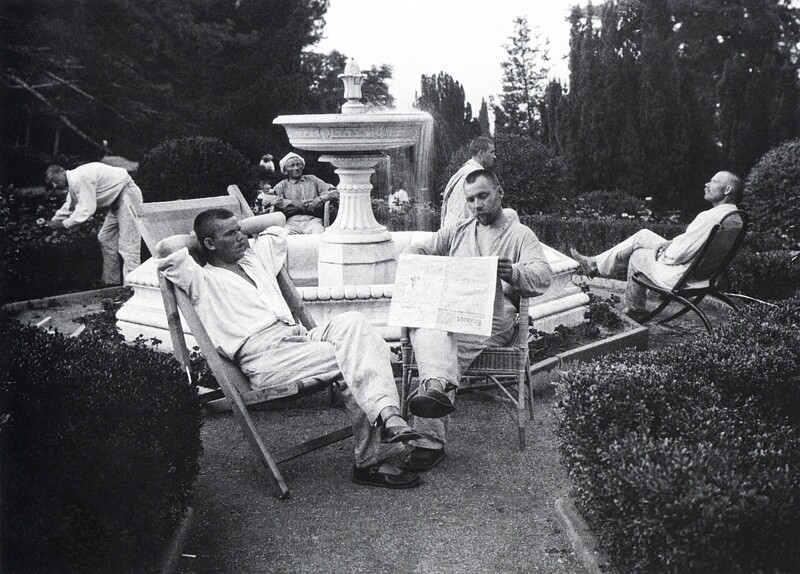 Колхозники отдыхают у фонтана в царском дворце. Ливадия, Крым, 1926 год.