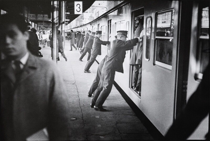 Уникальная профессия трамбовщика пассажиров в японском метро была очень актуальна в 1966 году