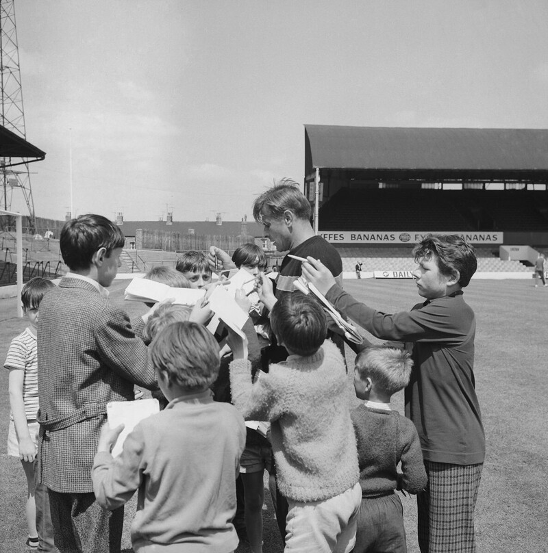 Лев Иванович раздаёт автографы подросткам во время Чемпионата мира в Англии, 1966 год