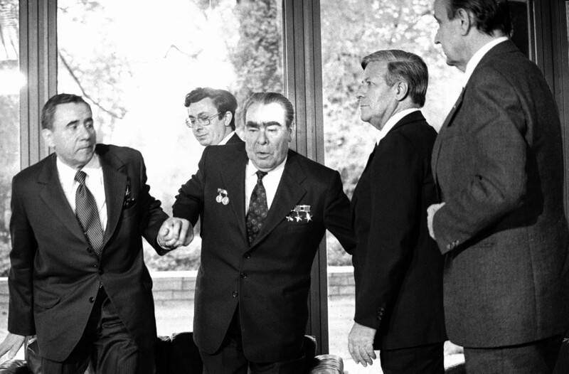 Андрей Громыко и канцлер ФРГ Гельмут Шмидт помогают Леониду Брежневу подняться после фотосессии. 1978 год