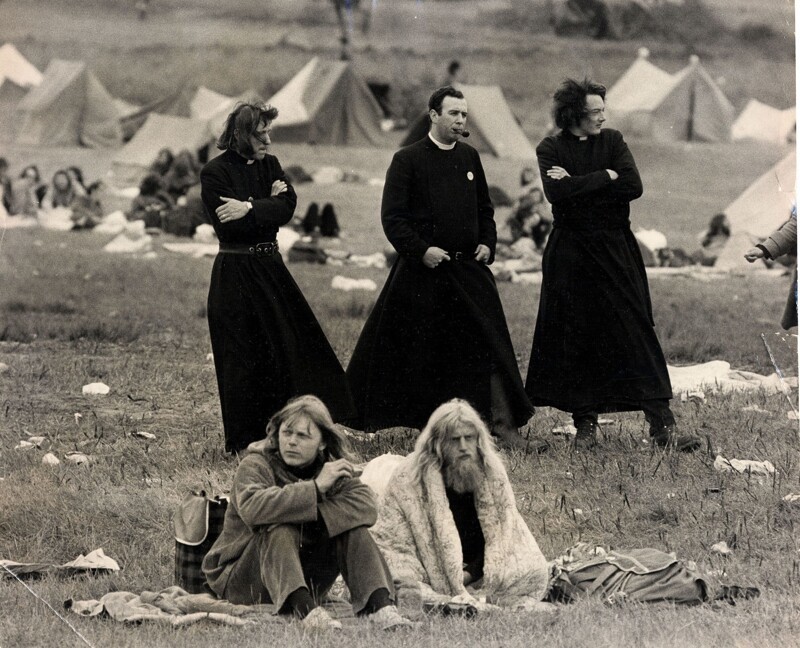 Священники и хиппи на фестивале в Гластонбери, 1971 год