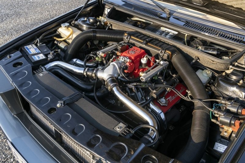 Двухлитровый твин-турбо V6 с впрыском топлива мощностью 220 л.с. разгонял Biturbo до "сотни" за 6,1 секунды. Максимальная скорость составляла 215 км/ч